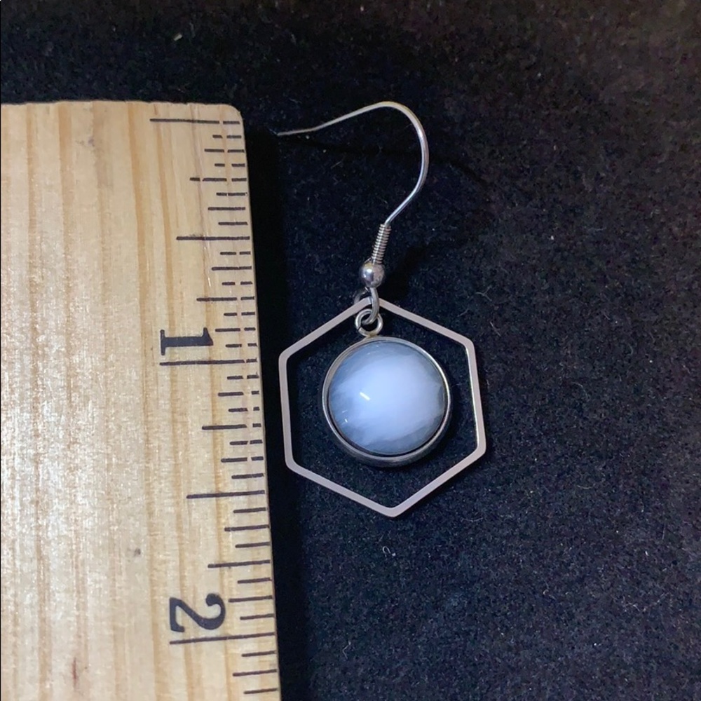 20286 ⭐️White/Grey brushed style resin earrings⭐️. 12mm. - Picture 3 of 4